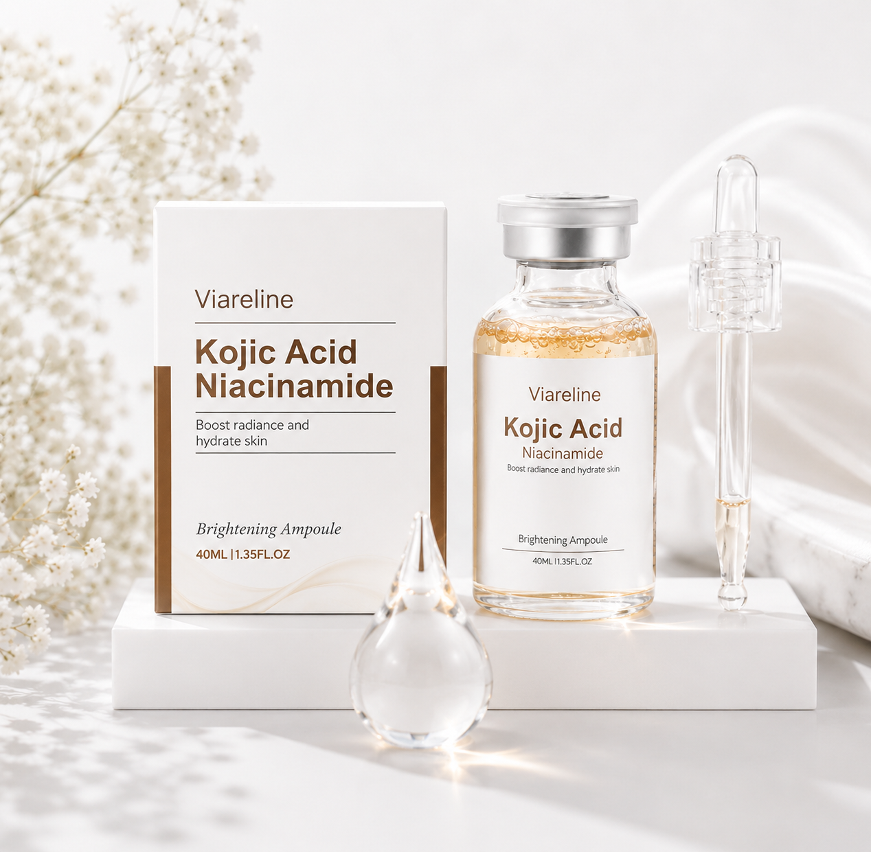Viareline Kojic Acid Niacinamide Brightening Ampoule-set med glasflaska, glaspipett och vit/guldfärgad förpackning på vit marmorpiedestal med vita blommor.