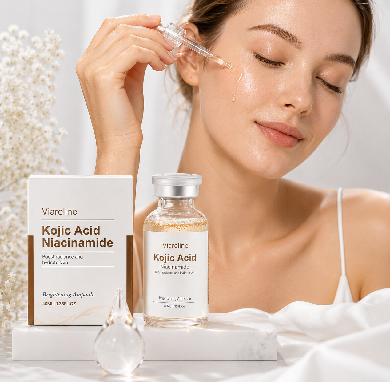 Kvinna applicerar Viareline Kojic Acid Niacinamide-serum med glaspipett. Flaska och produktkartong visas på en vit yta.