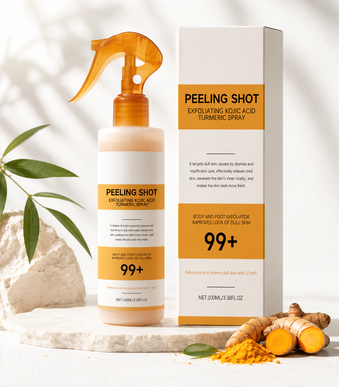 Peeling Shot Exfoliating Kojic Acid Turmeric Spray med flaska och produktkartong, presenterad med gurkmejarot, gurkmejapulver och grönt blad på vit marmorskiva.